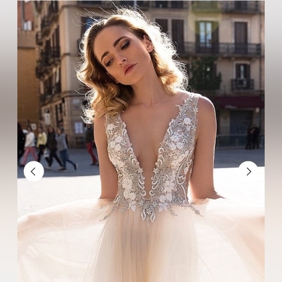 Pollardi Lanisideta Bridal Gown, lightly worn - Picture 2 of 12